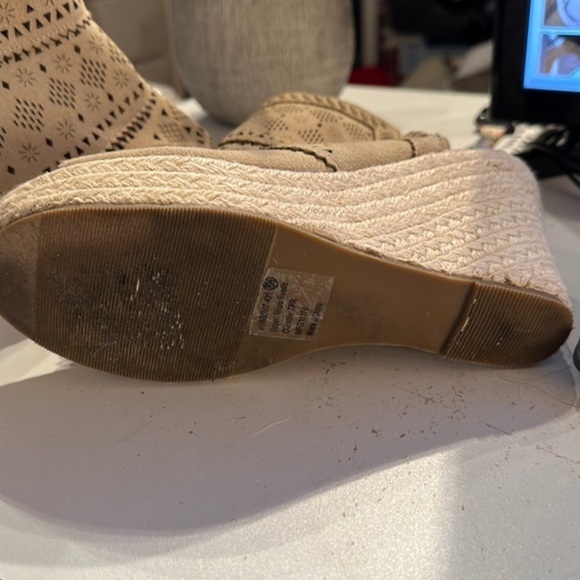 VERY G GLORIA LASER CUT WEDGES - GUC - SIZE 8.5 - Picture 8 of 15